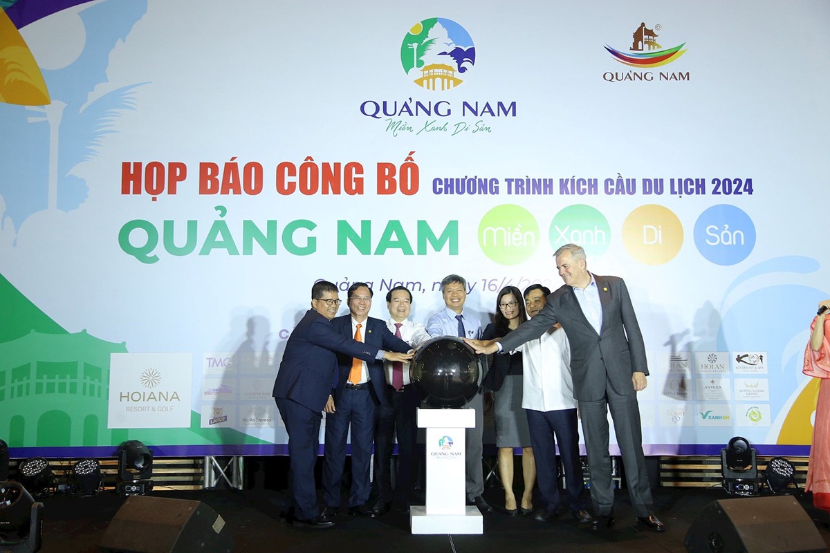 Lãnh đạo, đại biểu thực hiện nghi thức bấm nút công bố chương trình kích cầu du lịch Quảng Nam 2024. Ảnh: baoquangnam.vn